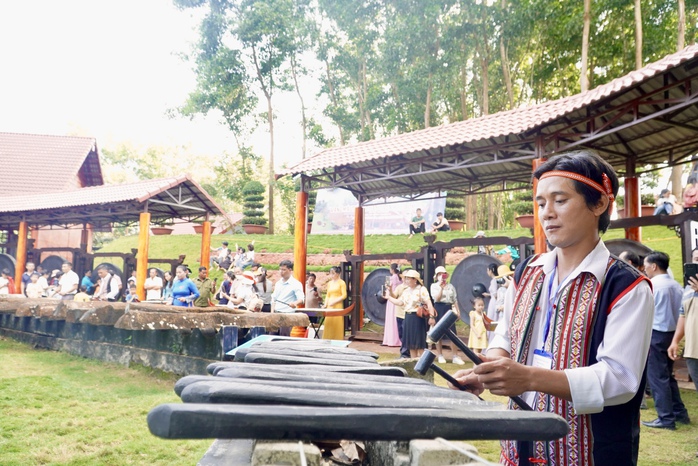 Hàng trăm ngàn người đổ về lễ hội sóc Bom Bo, chen nhau từng chút - Ảnh 13. Hàng trăm ngàn người đổ về lễ hội sóc Bom Bo, chen nhau từng chút - Ảnh 13.