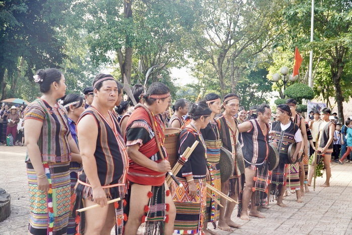 Hàng trăm ngàn người đổ về lễ hội sóc Bom Bo, chen nhau từng chút - Ảnh 7. Hàng trăm ngàn người đổ về lễ hội sóc Bom Bo, chen nhau từng chút - Ảnh 7.
