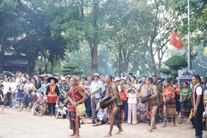 Hàng trăm ngàn người đổ về lễ hội sóc Bom Bo, chen nhau từng chút - Ảnh 14. Hàng trăm ngàn người đổ về lễ hội sóc Bom Bo, chen nhau từng chút - Ảnh 14.