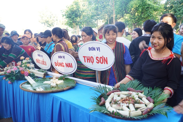 Hàng trăm ngàn người đổ về lễ hội sóc Bom Bo, chen nhau từng chút - Ảnh 15. Hàng trăm ngàn người đổ về lễ hội sóc Bom Bo, chen nhau từng chút - Ảnh 15.