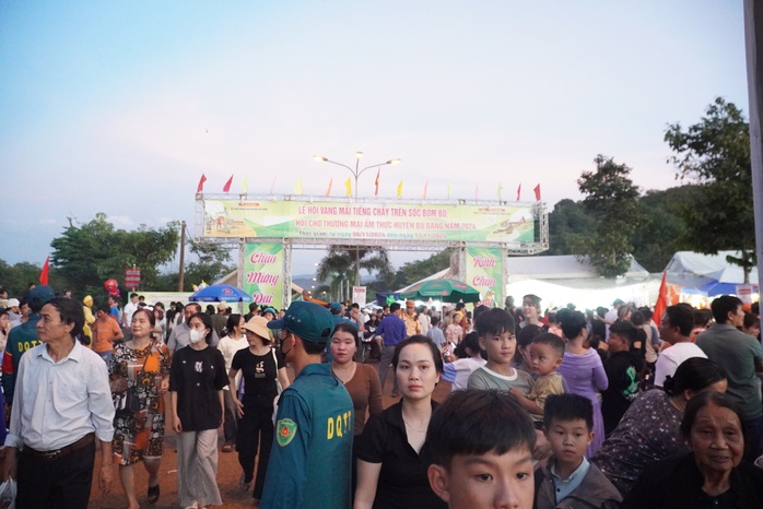 Hàng trăm ngàn người đổ về lễ hội sóc Bom Bo, chen nhau từng chút - Ảnh 5. Hàng trăm ngàn người đổ về lễ hội sóc Bom Bo, chen nhau từng chút - Ảnh 5.