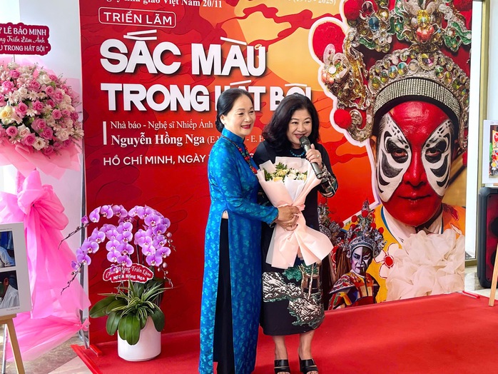 "Sắc màu hát bội" qua ống kính của nghệ sĩ nhiếp ảnh Nguyễn Hồng Nga- Ảnh 1. "Sắc màu hát bội" qua ống kính của nghệ sĩ nhiếp ảnh Nguyễn Hồng Nga- Ảnh 1.