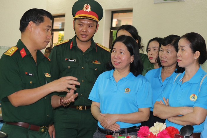 Các nữ CNVC-LĐ tham quan các khu vực doanh trại quân đội tại Sư đoàn 5 Các nữ CNVC-LĐ tham quan các khu vực doanh trại quân đội tại Sư đoàn 5