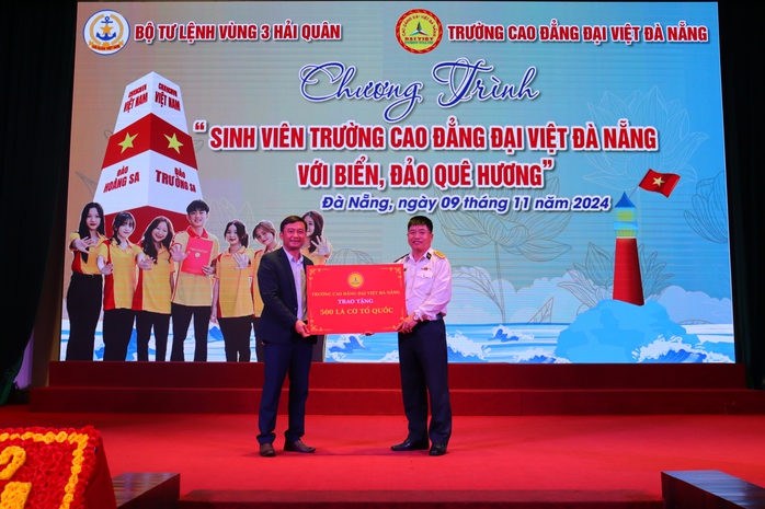 Tặng 500 lá cờ Tổ quốc cho chiến sĩ Vùng 3 Hải quân- Ảnh 2. Tặng 500 lá cờ Tổ quốc cho chiến sĩ Vùng 3 Hải quân- Ảnh 2.
