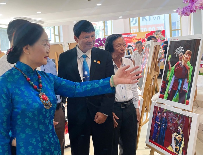 "Sắc màu hát bội" qua ống kính của nghệ sĩ nhiếp ảnh Nguyễn Hồng Nga- Ảnh 4. "Sắc màu hát bội" qua ống kính của nghệ sĩ nhiếp ảnh Nguyễn Hồng Nga- Ảnh 4.