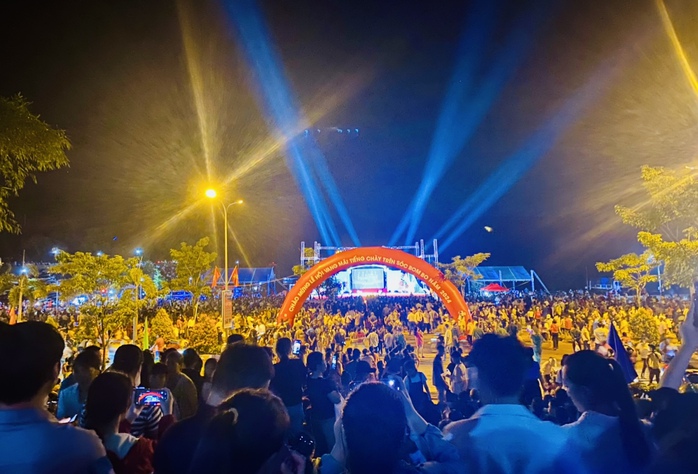 Hàng trăm ngàn người đổ về lễ hội sóc Bom Bo, chen nhau từng chút - Ảnh 1. Hàng trăm ngàn người đổ về lễ hội sóc Bom Bo, chen nhau từng chút - Ảnh 1.
