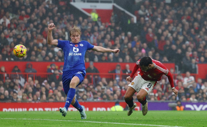 Van Nistelrooy thắng trận cuối tạm quyền, Man United áp sát Top 10 Ngoại hạng Anh- Ảnh 4. Van Nistelrooy thắng trận cuối tạm quyền, Man United áp sát Top 10 Ngoại hạng Anh- Ảnh 4.