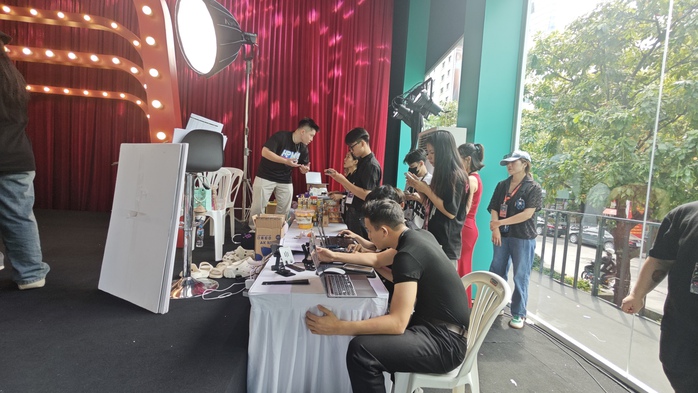 Bên trong ngôi nhà livestream khổng lồ trên Phố đi bộ Nguyễn Huệ- Ảnh 3. Bên trong ngôi nhà livestream khổng lồ trên Phố đi bộ Nguyễn Huệ- Ảnh 3.
