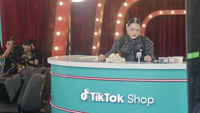 Bên trong ngôi nhà livestream khổng lồ trên Phố đi bộ Nguyễn Huệ- Ảnh 4. Bên trong ngôi nhà livestream khổng lồ trên Phố đi bộ Nguyễn Huệ- Ảnh 4.