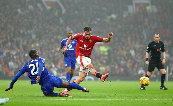 Van Nistelrooy thắng trận cuối tạm quyền, Man United áp sát Top 10 Ngoại hạng Anh- Ảnh 1. Van Nistelrooy thắng trận cuối tạm quyền, Man United áp sát Top 10 Ngoại hạng Anh- Ảnh 1.
