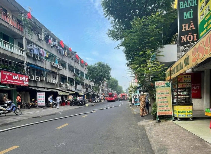 Cháy nhà ở đường Bà Hạt, quận 10- Ảnh 2. Cháy nhà ở đường Bà Hạt, quận 10- Ảnh 2.