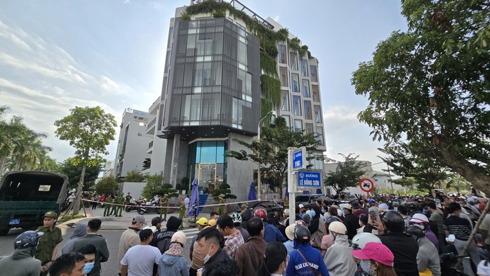 Hàng trăm người vây kín trụ sở Công ty GFDI ở TP Đà Nẵng để đòi quyền lợi Hàng trăm người vây kín trụ sở Công ty GFDI ở TP Đà Nẵng để đòi quyền lợi