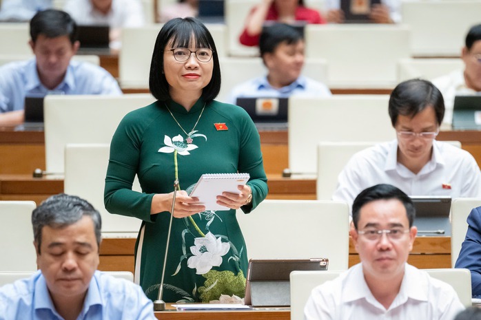 Đại biểu Nguyễn Thị Việt Nga chất vấn Thống đốc Ngân hàng Nhà nước Nguyễn Thị Hồng vào sáng 11-11Ảnh: HỒ LONG Đại biểu Nguyễn Thị Việt Nga chất vấn Thống đốc Ngân hàng Nhà nước Nguyễn Thị Hồng vào sáng 11-11Ảnh: HỒ LONG