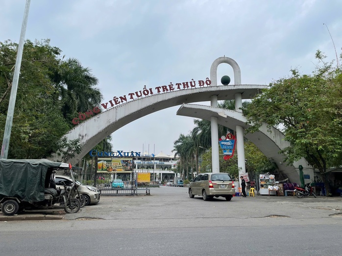 Công viên Tuổi Trẻ Thủ Đô hoang tàn, xuống cấp nghiêm trọng trước khi hạ rào- Ảnh 1. Công viên Tuổi Trẻ Thủ Đô hoang tàn, xuống cấp nghiêm trọng trước khi hạ rào- Ảnh 1.