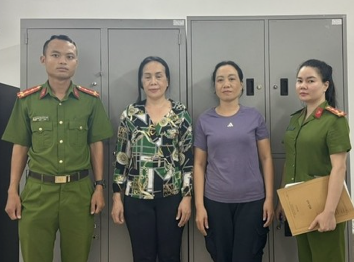 Công an TP HCM tạm giữ 2 phụ nữ trong vụ buôn lậu kim cương "khủng"- Ảnh 1. Công an TP HCM tạm giữ 2 phụ nữ trong vụ buôn lậu kim cương "khủng"- Ảnh 1.