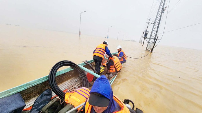 Các đơn vị thuộc EVN tại miền Trung đã chủ động khẩn trương ứng phó, khắc phục hậu quả bão số 6 (Trà Mi) Các đơn vị thuộc EVN tại miền Trung đã chủ động khẩn trương ứng phó, khắc phục hậu quả bão số 6 (Trà Mi)