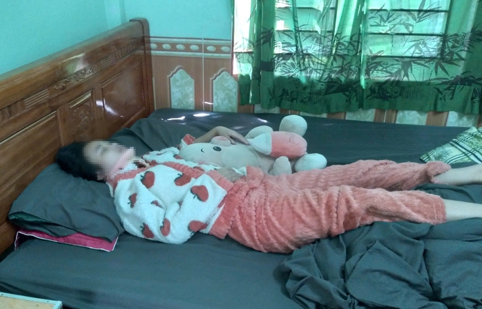 Nữ sinh lớp 11 bị "đánh hội đồng" gãy đốt sống cổ vẫn chưa thể tới trường- Ảnh 1. Nữ sinh lớp 11 bị "đánh hội đồng" gãy đốt sống cổ vẫn chưa thể tới trường- Ảnh 1.