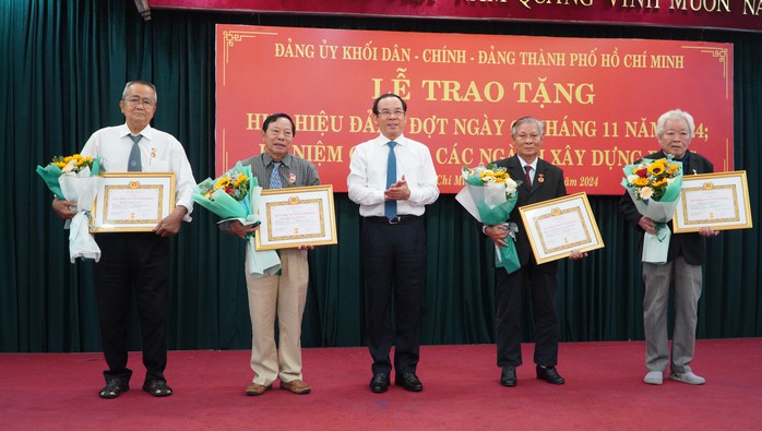 Bí thư Nguyễn Văn Nên trao Huy hiệu Đảng đợt ngày 7-11- Ảnh 1. Bí thư Nguyễn Văn Nên trao Huy hiệu Đảng đợt ngày 7-11- Ảnh 1.