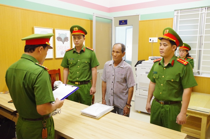 Hai vợ chồng ông lão ngoài 70 tuổi bị khởi tố vì vu khống lãnh đạo- Ảnh 1. Hai vợ chồng ông lão ngoài 70 tuổi bị khởi tố vì vu khống lãnh đạo- Ảnh 1.