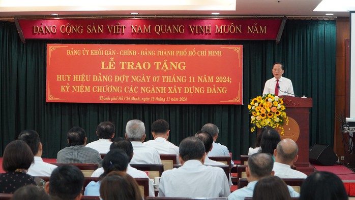 Bí thư Nguyễn Văn Nên trao Huy hiệu Đảng đợt ngày 7-11- Ảnh 2. Bí thư Nguyễn Văn Nên trao Huy hiệu Đảng đợt ngày 7-11- Ảnh 2.