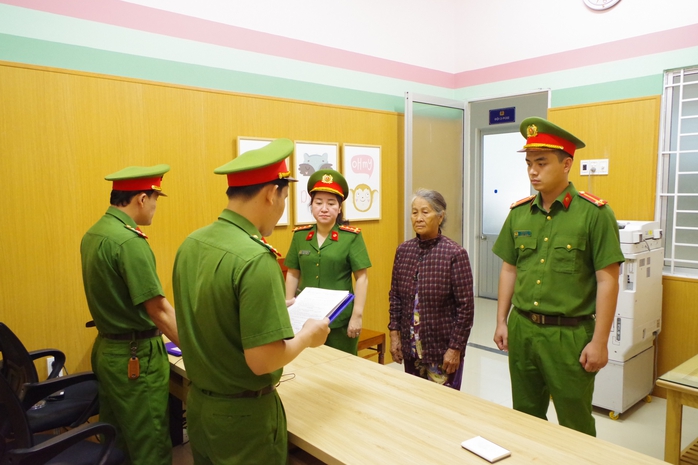 Hai vợ chồng ông lão ngoài 70 tuổi bị khởi tố vì vu khống lãnh đạo- Ảnh 2. Hai vợ chồng ông lão ngoài 70 tuổi bị khởi tố vì vu khống lãnh đạo- Ảnh 2.