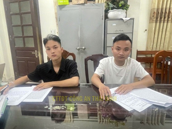 Bắt 2 đối tượng vờ bán thuốc, dụ dỗ mua bảo hiểm để lừa đảo- Ảnh 1. Bắt 2 đối tượng vờ bán thuốc, dụ dỗ mua bảo hiểm để lừa đảo- Ảnh 1.