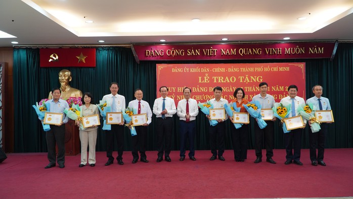 Bí thư Nguyễn Văn Nên trao Huy hiệu Đảng đợt ngày 7-11- Ảnh 3. Bí thư Nguyễn Văn Nên trao Huy hiệu Đảng đợt ngày 7-11- Ảnh 3.