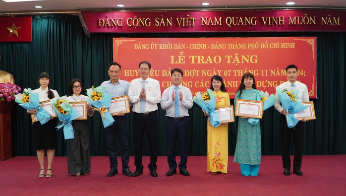 Bí thư Nguyễn Văn Nên trao Huy hiệu Đảng đợt ngày 7-11- Ảnh 5. Bí thư Nguyễn Văn Nên trao Huy hiệu Đảng đợt ngày 7-11- Ảnh 5.