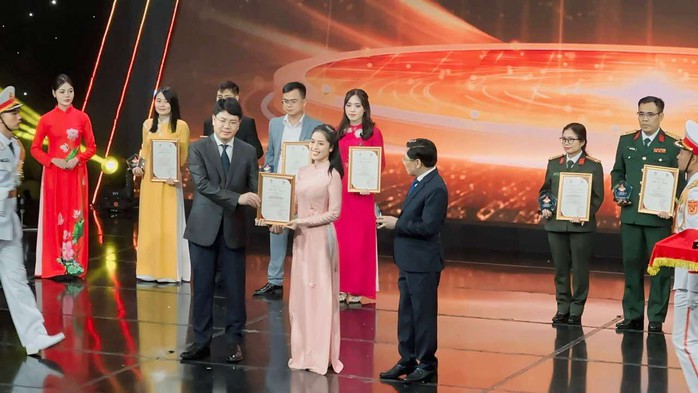 Chương trình "Gương mặt Việt Nam" nhận giải "Vì sự nghiệp đại đoàn kết toàn dân tộc"- Ảnh 2. Chương trình "Gương mặt Việt Nam" nhận giải "Vì sự nghiệp đại đoàn kết toàn dân tộc"- Ảnh 2.