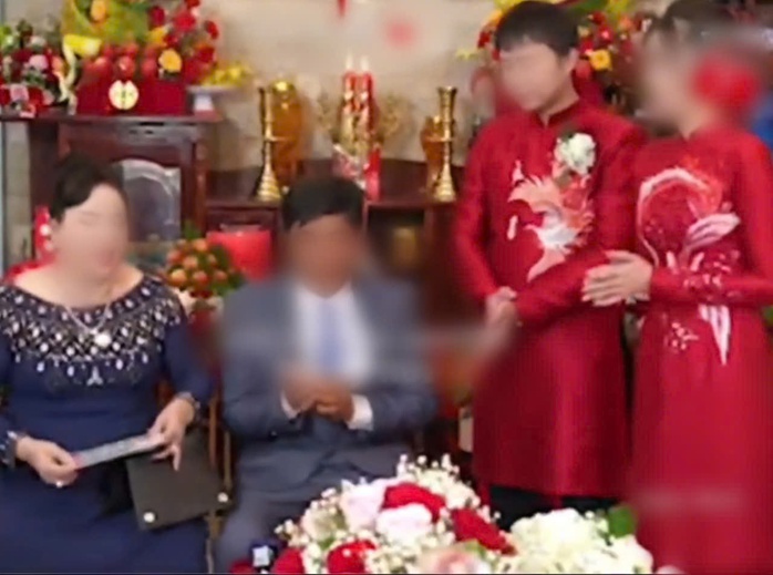 Phó chủ tịch huyện nói gì về việc con gái được "cha mẹ tặng 600 công đất" tại lễ đính hôn?- Ảnh 1. Phó chủ tịch huyện nói gì về việc con gái được "cha mẹ tặng 600 công đất" tại lễ đính hôn?- Ảnh 1.