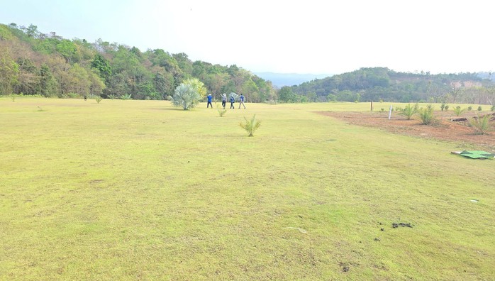 Hoãn cưỡng chế các công trình ở sân golf trái phép của vợ 1 giám đốc do... có chó dữ- Ảnh 4. Hoãn cưỡng chế các công trình ở sân golf trái phép của vợ 1 giám đốc do... có chó dữ- Ảnh 4.