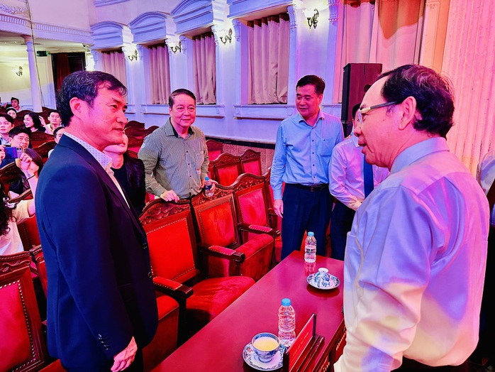 Lãnh đạo TP HCM tham dự khai mạc Liên hoan Sân khấu TP HCM lần 1 - năm 2024- Ảnh 4. Lãnh đạo TP HCM tham dự khai mạc Liên hoan Sân khấu TP HCM lần 1 - năm 2024- Ảnh 4.