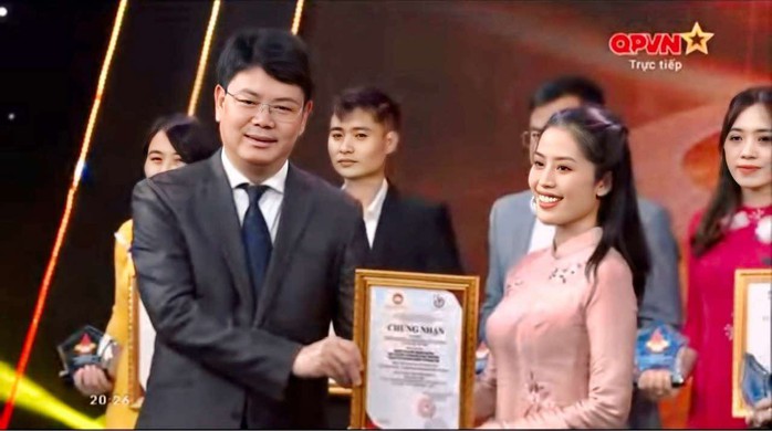 Chương trình "Gương mặt Việt Nam" nhận giải "Vì sự nghiệp đại đoàn kết toàn dân tộc"- Ảnh 1. Chương trình "Gương mặt Việt Nam" nhận giải "Vì sự nghiệp đại đoàn kết toàn dân tộc"- Ảnh 1.