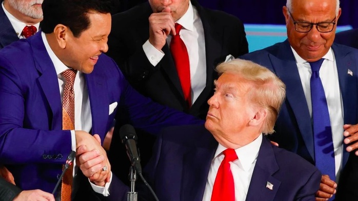 Ông Trump tại hội nghị bàn tròn ở Miami, Florida, ngày 22-10. Ảnh: CBS News Ông Trump tại hội nghị bàn tròn ở Miami, Florida, ngày 22-10. Ảnh: CBS News