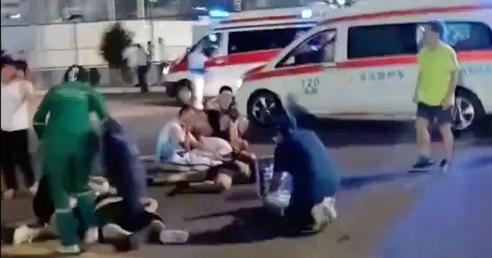 Nạn nhân nằm bất động trên mặt đất. Ảnh: Minh Báo Nạn nhân nằm bất động trên mặt đất. Ảnh: Minh Báo