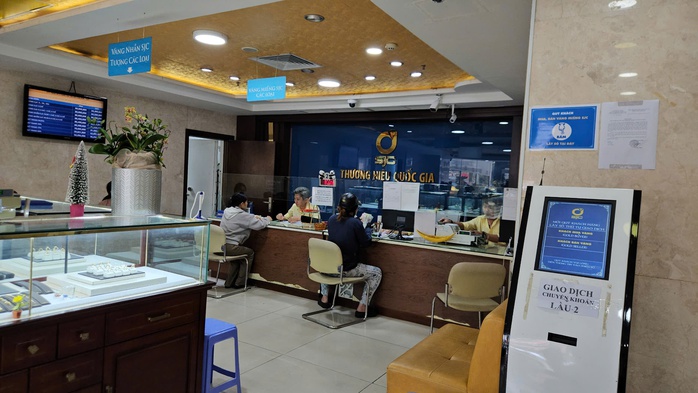 Giá vàng giảm sâu, diễn biến "lạ" tại các điểm mua bán- Ảnh 2. Giá vàng giảm sâu, diễn biến "lạ" tại các điểm mua bán- Ảnh 2.