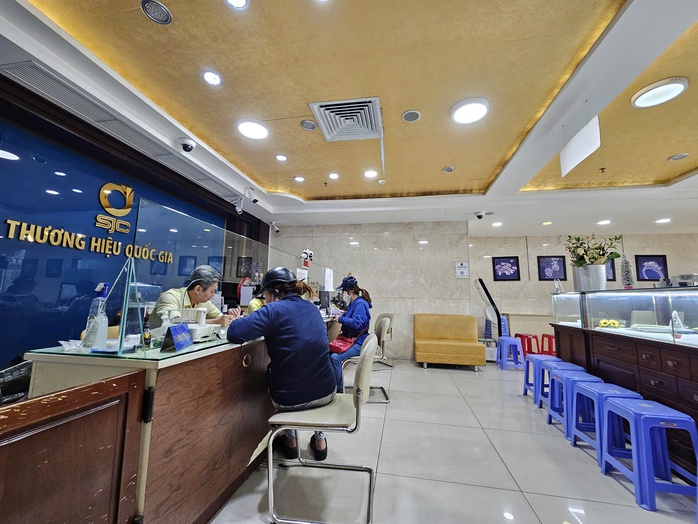 Giá vàng giảm sâu, diễn biến "lạ" tại các điểm mua bán- Ảnh 1. Giá vàng giảm sâu, diễn biến "lạ" tại các điểm mua bán- Ảnh 1.