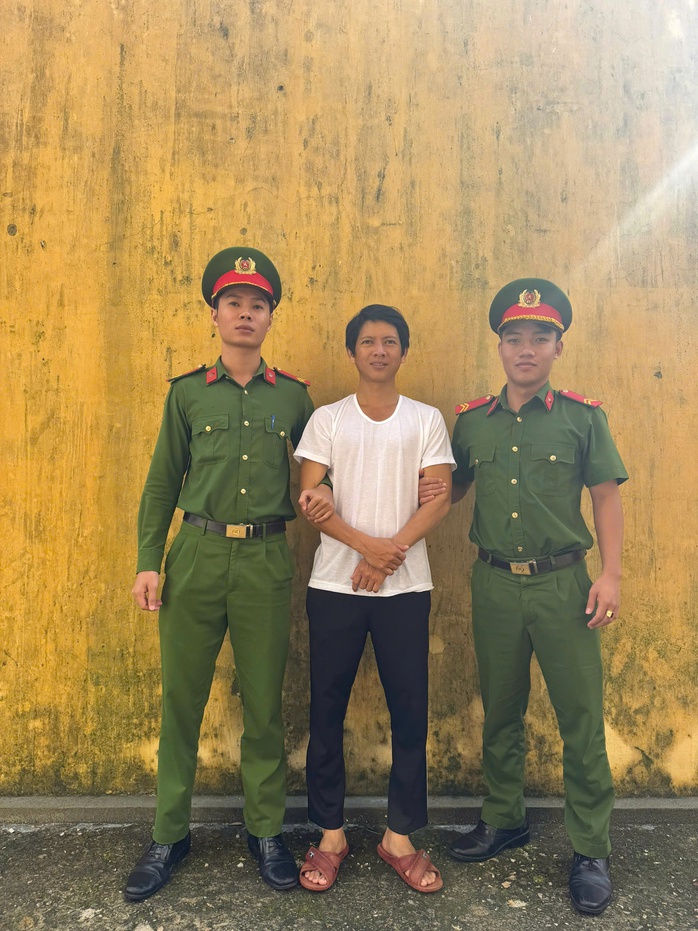 Bắt khẩn cấp kẻ ôm can xăng dọa giết mẹ con người tình cũ- Ảnh 1. Bắt khẩn cấp kẻ ôm can xăng dọa giết mẹ con người tình cũ- Ảnh 1.
