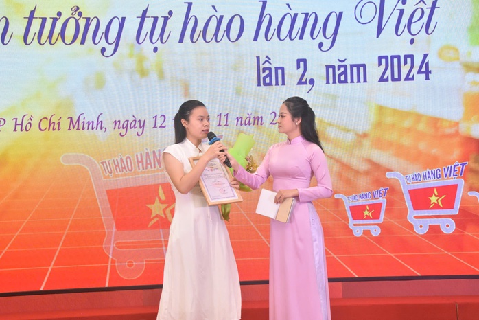 Báo Người Lao Động trao giải cuộc thi viết "Tự hào hàng Việt" lần 2 năm 2024- Ảnh 2. Báo Người Lao Động trao giải cuộc thi viết "Tự hào hàng Việt" lần 2 năm 2024- Ảnh 2.