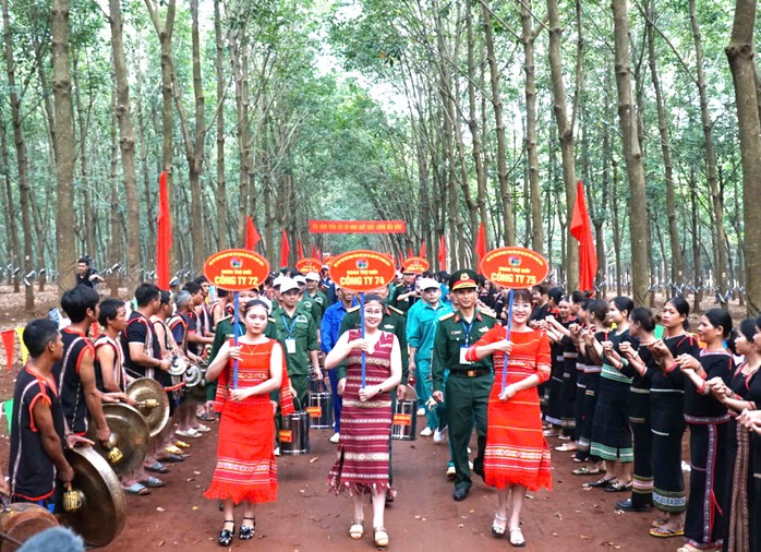 Công nhân cao su háo hức tranh danh hiệu "bàn tay vàng"- Ảnh 1. Công nhân cao su háo hức tranh danh hiệu "bàn tay vàng"- Ảnh 1.