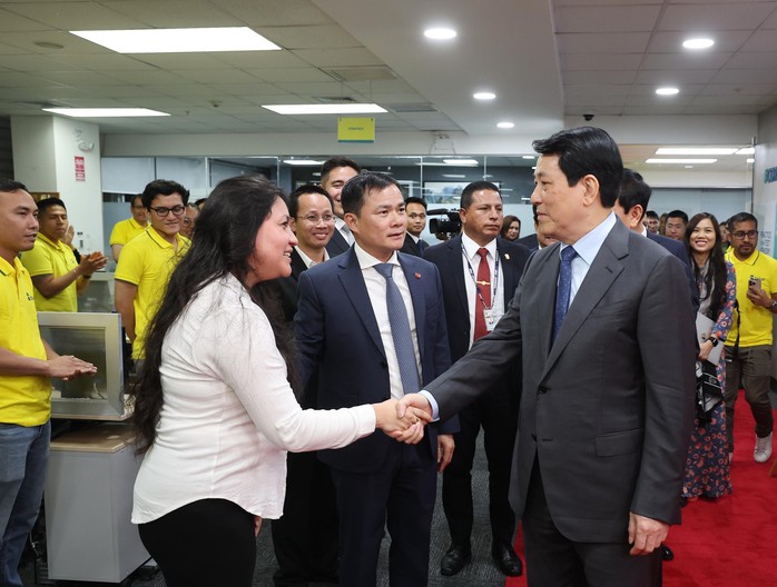 Chủ tịch nước Lương Cường thăm hỏi cán bộ, nhân viên Công ty Viettel Peru Ảnh: TTXVN Chủ tịch nước Lương Cường thăm hỏi cán bộ, nhân viên Công ty Viettel Peru Ảnh: TTXVN