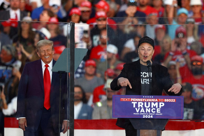 Ông Elon Musk phát biểu trong cuộc vận động tranh cử của ông Donald Trump tại bang Pennsylvania - Mỹ hồi tháng 10 Ảnh: REUTERS Ông Elon Musk phát biểu trong cuộc vận động tranh cử của ông Donald Trump tại bang Pennsylvania - Mỹ hồi tháng 10 Ảnh: REUTERS