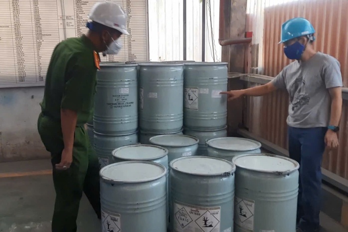 Kiểm tra một điểm kinh doanh xyanua ở TP HCM. (Ảnh do công an cung cấp) Kiểm tra một điểm kinh doanh xyanua ở TP HCM. (Ảnh do công an cung cấp)