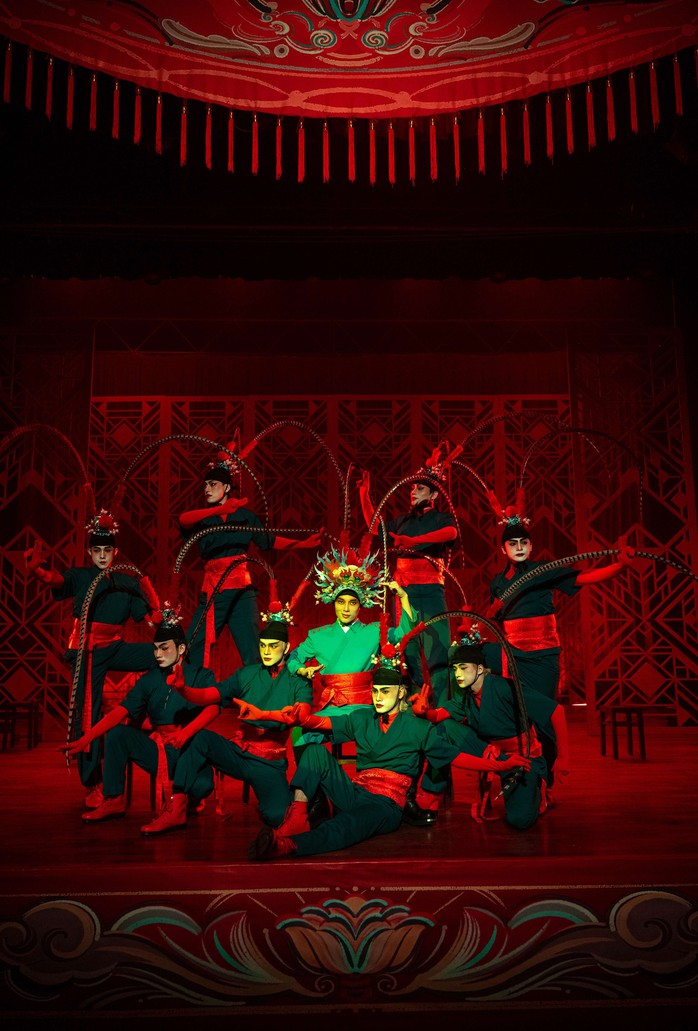 Trúc Nhân lại quậy tưng showbiz
- Ảnh 2. Trúc Nhân lại quậy tưng showbiz
- Ảnh 2.