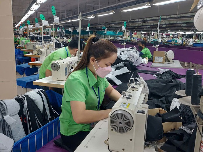 Lao động gia công sản phẩm may xuất khẩu được làm thêm không quá 300 giờ/năm Lao động gia công sản phẩm may xuất khẩu được làm thêm không quá 300 giờ/năm