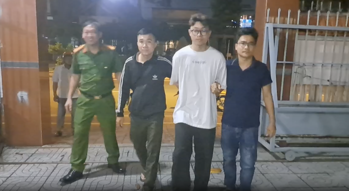 CLIP: Thanh niên dùng dao kề vào cổ nữ chủ tiệm điện thoại và đưa vào phòng trói lại - Ảnh 2. CLIP: Thanh niên dùng dao kề vào cổ nữ chủ tiệm điện thoại và đưa vào phòng trói lại - Ảnh 2.