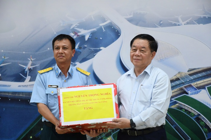 Trưởng Ban Tuyên giáo Trung ương thị sát sân bay Long Thành- Ảnh 7. Trưởng Ban Tuyên giáo Trung ương thị sát sân bay Long Thành- Ảnh 7.