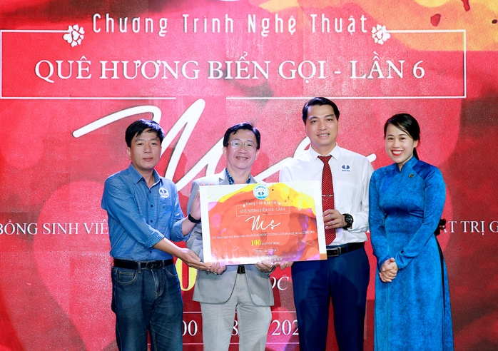 "Quê hương biển gọi" trở lại với chủ đề "Mẹ"
- Ảnh 1. "Quê hương biển gọi" trở lại với chủ đề "Mẹ"
- Ảnh 1.