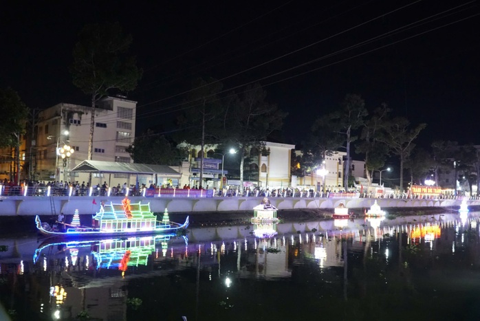Rực rỡ đèn nước trên sông ở Sóc Trăng- Ảnh 7. Rực rỡ đèn nước trên sông ở Sóc Trăng- Ảnh 7.