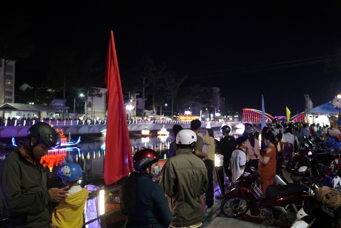 Rực rỡ đèn nước trên sông ở Sóc Trăng- Ảnh 8. Rực rỡ đèn nước trên sông ở Sóc Trăng- Ảnh 8.